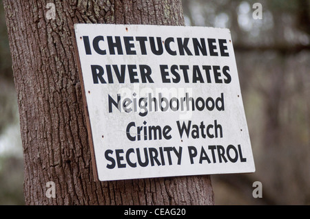 Rivière Ichetucknee estates Neighborhood Crime Watch Security Patrol signe, Florida, United States, USA, arbre Banque D'Images
