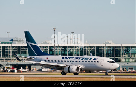 Un Boeing 737 de Westjet (série 700) Avion de ligne est considérée comme il atterrit à l'Aéroport International de Vancouver. Banque D'Images