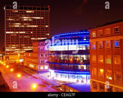 Croydon College de nuit avec le bâtiment Nestlé dans l'arrière-plan Banque D'Images