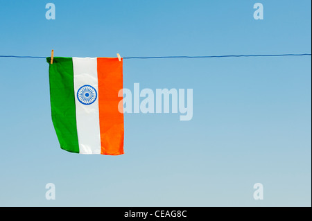 Drapeau indien sur une ligne de lavage contre un ciel bleu. L'Andhra Pradesh, Inde Banque D'Images