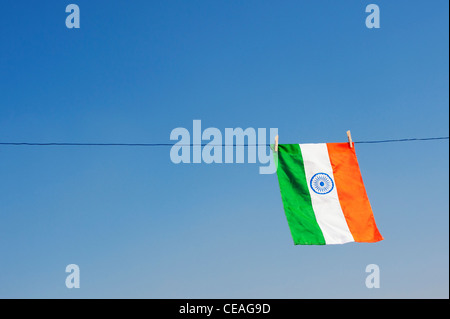 Drapeau indien sur une ligne de lavage contre un ciel bleu. L'Andhra Pradesh, Inde Banque D'Images