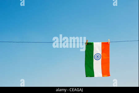 Drapeau indien sur une ligne de lavage contre un ciel bleu. L'Andhra Pradesh, Inde Banque D'Images