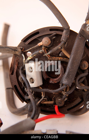 UK dangereuses logement ancien revêtement de caoutchouc intérieur câblage avec boîte de jonction. L'isolement a complètement péri Banque D'Images