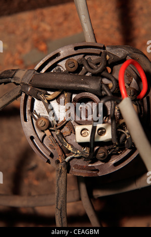 UK dangereuses logement ancien revêtement de caoutchouc noir avec câblage de raccordement seules - indiqué sur place avant la dépose. Banque D'Images