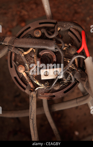 UK dangereuses logement ancien revêtement de caoutchouc noir avec câblage de raccordement seules - indiqué sur place avant la dépose. Banque D'Images