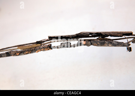 Câblage domestique recouvert de caoutchouc, ancien boîtier britannique dangereux. L'isolation est complètement périmée et les conducteurs peuvent court-circuiter, créant un Banque D'Images