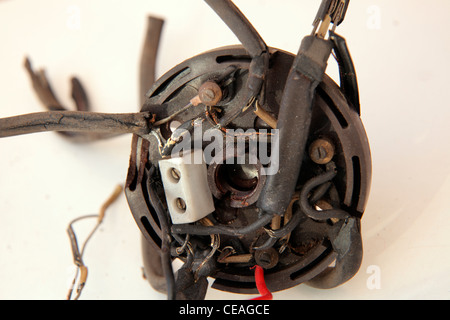 UK dangereuses logement ancien revêtement de caoutchouc intérieur câblage avec boîte de jonction. L'isolement a complètement disparu et conducteurs Banque D'Images