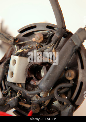 UK dangereuses logement ancien revêtement de caoutchouc intérieur câblage avec boîte de jonction. L'isolement a complètement disparu et conducteurs Banque D'Images
