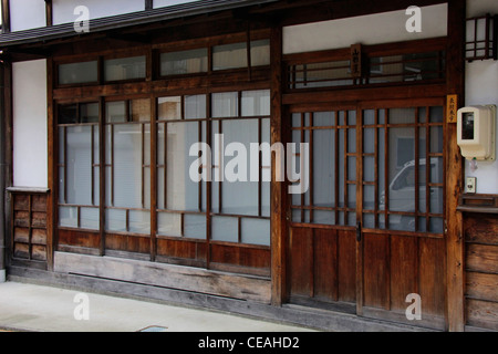 Lattice portes et fenêtres d'une maison à Narai-juku Kisoji historique ville de Nagano au Japon Banque D'Images