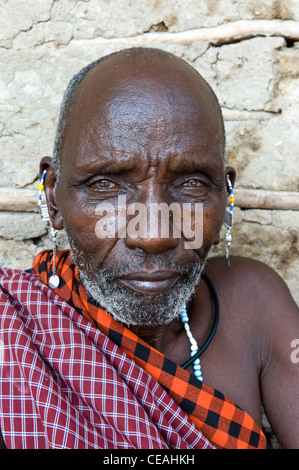 Portrait d'un aîné Maasai dans Engaresero au lac Natron en Tanzanie Banque D'Images