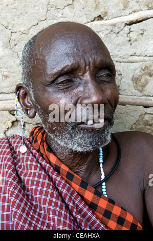 Portrait d'un aîné Maasai dans Engaresero au lac Natron en Tanzanie Banque D'Images