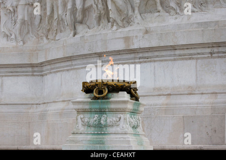 Monumento Nazionale a Vittorio Emanuele II tombe du Soldat inconnu avec une flamme éternelle Banque D'Images