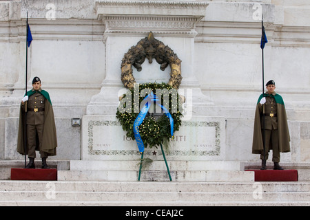 Un énorme monument en marbre blanc hommage à le premier roi d'une Italie Victor Emmanuel II Rome Italie Banque D'Images