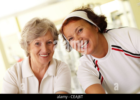 Portrait de deux joyeux grandmas looking at camera with smiles Banque D'Images