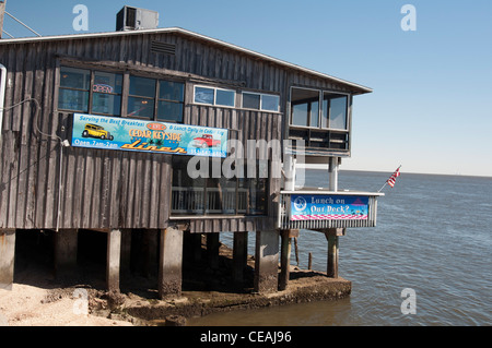 Bâtiments rustiques en bord de mer sur pilotis dans la ville touristique de Cedar Key, surplombant le golfe du Mexique, Floride, États-Unis. Banque D'Images