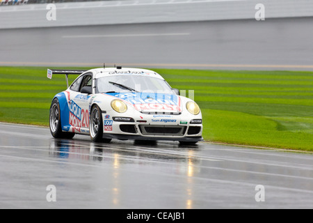 Mitchum Engstler Motorsport Porsche sur pit Road dans la pluie au Daytona International Speedway Banque D'Images