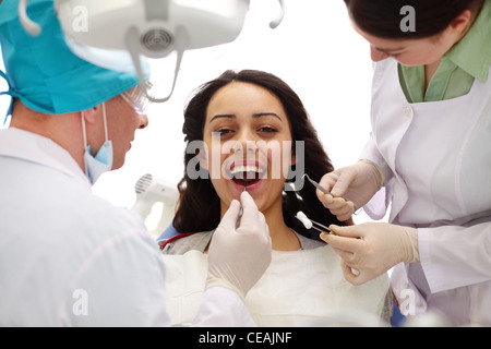 Dentiste et son assistant d'effectuer un contrôle dentaire Banque D'Images