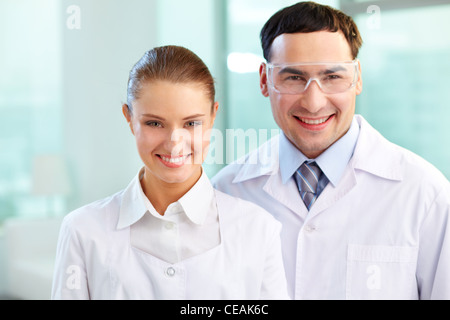 Portrait de deux scientifiques en face à la caméra et au sourire Banque D'Images