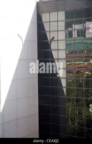 L'ombre en forme de triangle sur l'extérieur d'un gratte-ciel moderne de Hong Kong Chine Banque D'Images