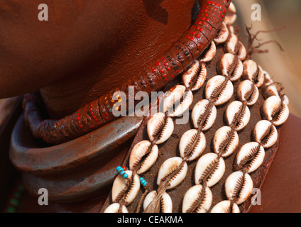 Détail d'un fer à repasser et Shell collier porté par une femme l'Éthiopie Hamer Banque D'Images