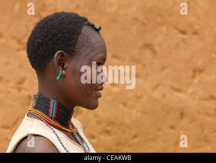 Portrait de profil du visage tatoué Tsemay jeune femme l'Ethiopie Banque D'Images