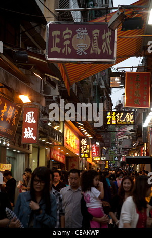 Route bordée de boutiques bondées menant jusqu'aux ruines de St Pauls Macao Chine Banque D'Images