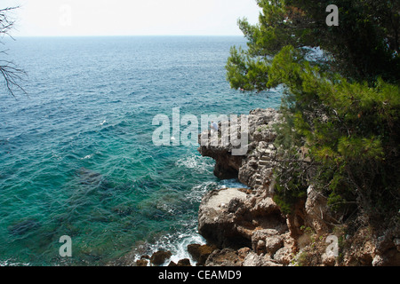 Pêcheur sur un rocher en Dingac Borak, péninsule de Peljesac, Croatie Banque D'Images
