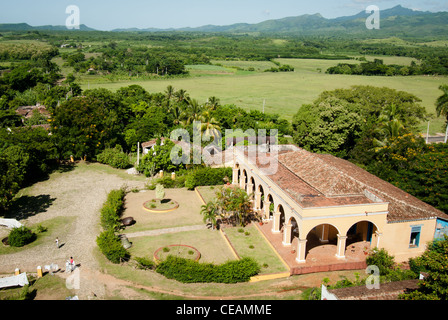 Vue depuis la tour Iznaga sur l'historique maison coloniale de Manaca Iznaga ( maintenant un restaurant ) , vallée de los Ingenios, Cuba. Banque D'Images