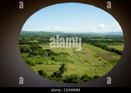 Vue depuis la tour Iznaga sur l'historique demeure sucrière à Manaca-Iznaga, vallée de los Ingenios, Cuba. Banque D'Images