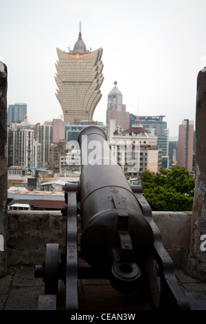 Grand Lisboa Casino vu de la batterie de canons de la Fortaleza Do Monte ou le Monte Forte de Macao Chine Banque D'Images