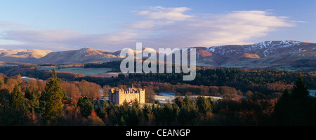 Lever du soleil sur la neige hiver Lowther Hills derrière Château de Drumlanrig dans le pittoresque paysage de la vallée de la Nith, Nithsdale, Ecosse UK Banque D'Images