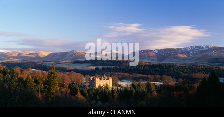 Lever du soleil sur la neige hiver Lowther Hills derrière Château de Drumlanrig dans le pittoresque paysage de la vallée de la Nith, Nithsdale, Ecosse UK Banque D'Images