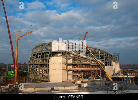 Grues géantes de travailler sur la construction de l'Arène de Leeds Yorkshire UK Banque D'Images