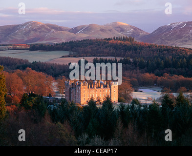 Lever du soleil sur la neige hiver Lowther Hills derrière Château de Drumlanrig dans le pittoresque paysage de la vallée de la Nith, Nithsdale, Ecosse UK Banque D'Images