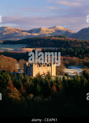 Lever du soleil sur la neige hiver Lowther Hills derrière Château de Drumlanrig dans le pittoresque paysage de la vallée de la Nith, Nithsdale, Ecosse UK Banque D'Images