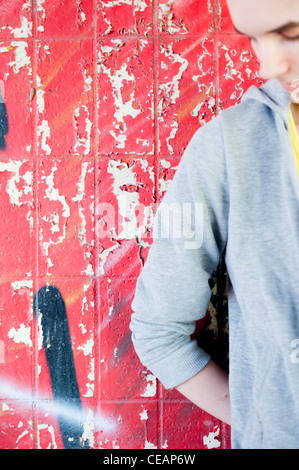 Jeune homme en milieu urbain Banque D'Images