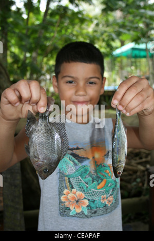 Jeune garçon costaricain tenant son crochet de pêche Banque D'Images