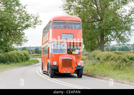 Un double decker bus rouge vintage Banque D'Images