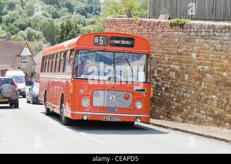 Un bus rouge vintage Banque D'Images