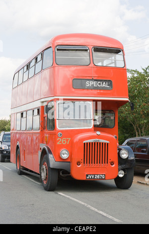 Un bus à impériale rouge vintage Banque D'Images