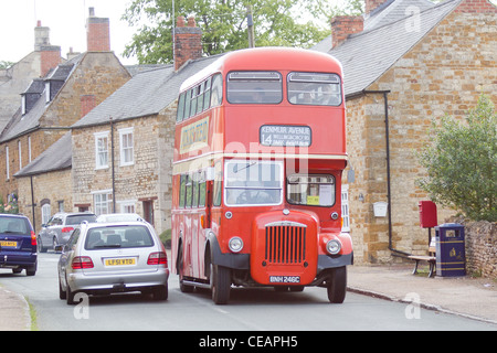 Un bus à impériale rouge vintage Banque D'Images