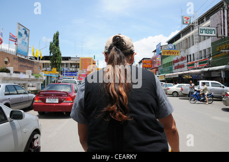 Retour de location powered cycliste de pousse-pousse, high street, Kanchanaburi, Thaïlande Banque D'Images