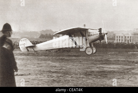 Charles Lindbergh, à l'atterrissage à Croyden, Angleterre en 1927 dans son avion Spirit of St Louis. Banque D'Images