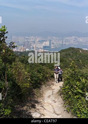 Dh Braemar hill sentier QUARRY BAY HONG KONG Deux randonneurs Chinese girl walking sentiers de randonnée de l'île Sentier de randonnée des collines Banque D'Images