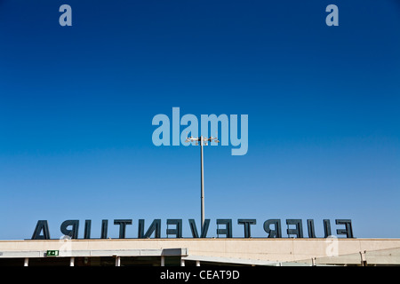 Signe de Fuerteventura, vue du cafe fumeurs à l'aéroport d'écriture miroir. Banque D'Images