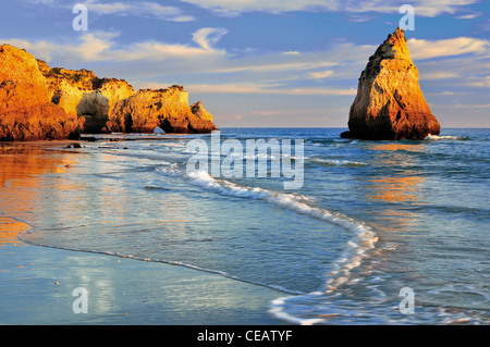 Le Portugal, l'Algarve : rock formations à la plage Prainha Banque D'Images