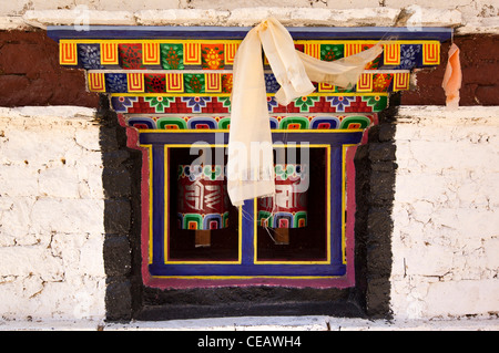 L'Inde, de l'Arunachal Pradesh, roues de prière bouddhiste en bordure des chorten Banque D'Images