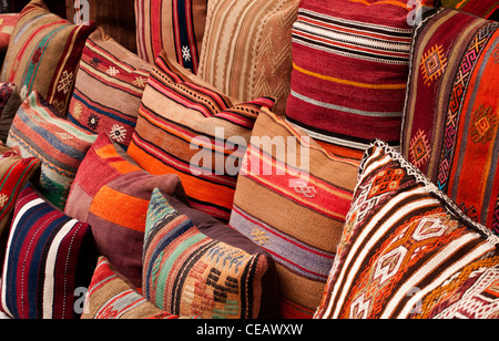 Coussins turcs à l'Arasta Bazaar, Sultanahmet, Istanbul, Turquie Banque D'Images