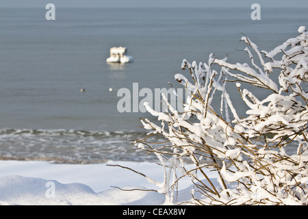 La plage couverte de neige à Rewal, sur la côte ouest de la mer Baltique en Pologne. L'hiver sur la mer Baltique Banque D'Images