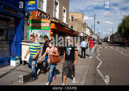 Communauté multi culturel le long de la voie romaine dans l'Est de Londres. Banque D'Images